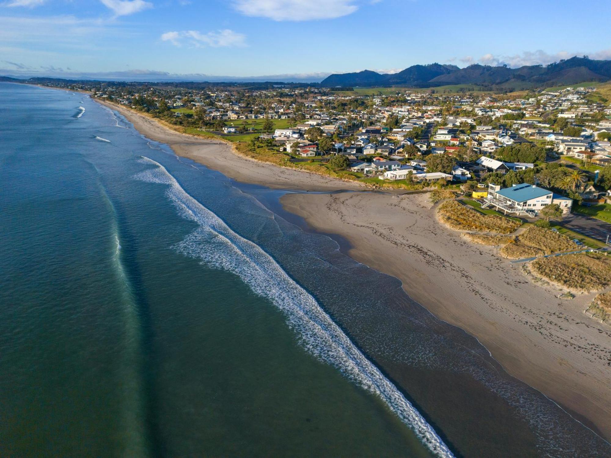 Tasman Holiday Parks - Waihi Beach מראה חיצוני תמונה Aerial view of the beach at Waikuku