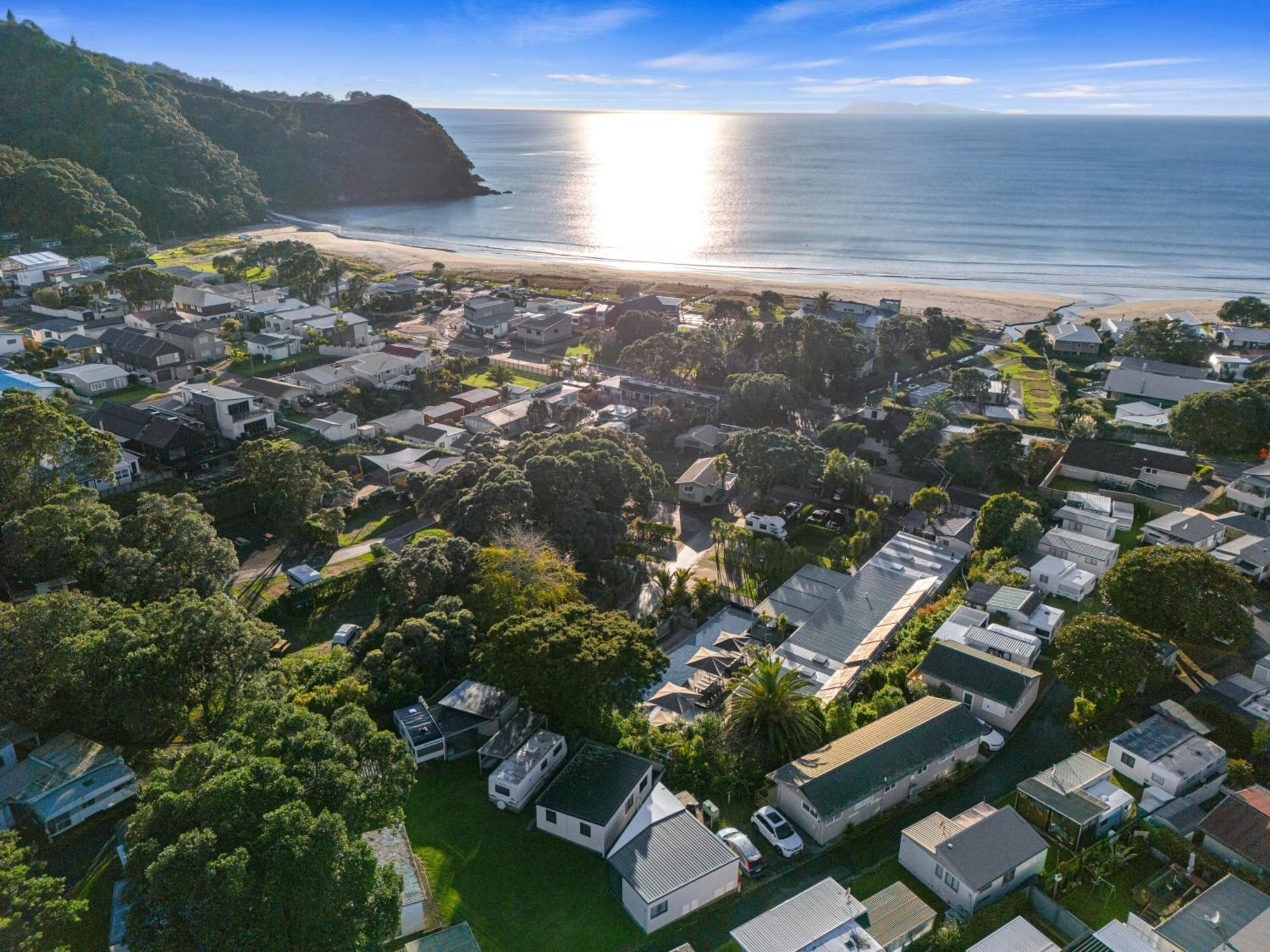 Tasman Holiday Parks - Waihi Beach מראה חיצוני תמונה Aerial view of the town
