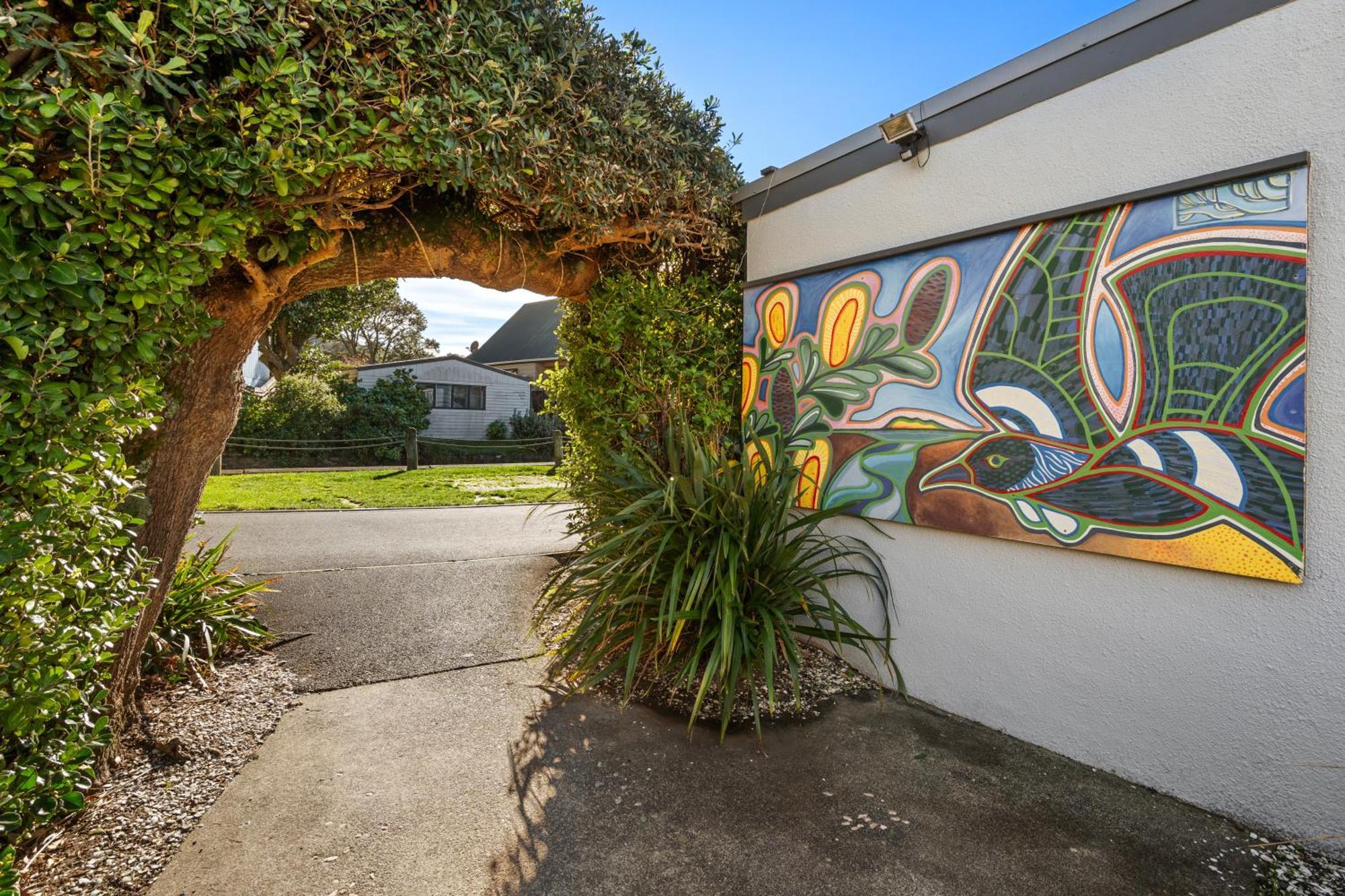 Tasman Holiday Parks - Waihi Beach מראה חיצוני תמונה Mural on the side of a house in the suburb of St Johns, Auckland