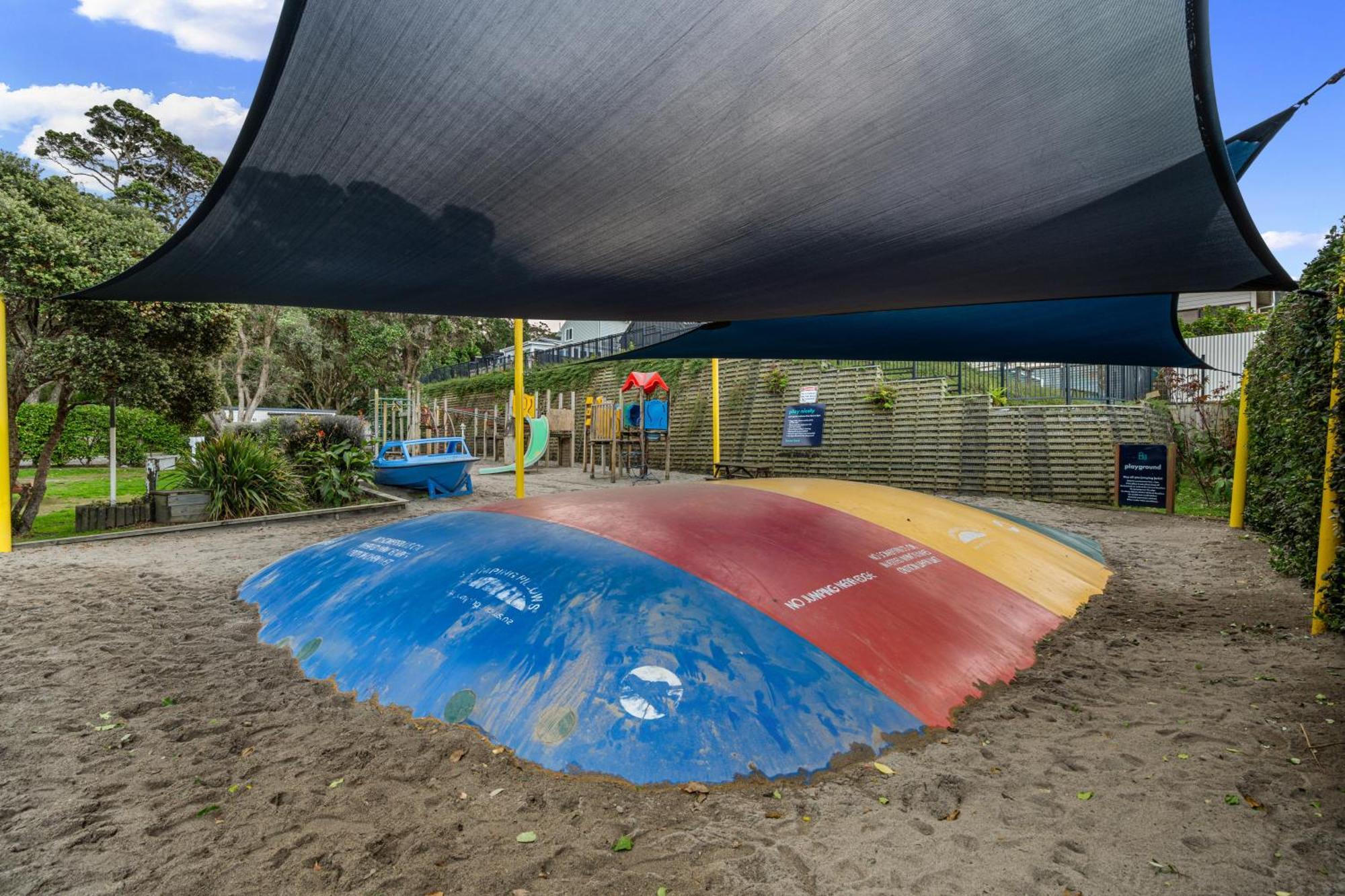 Tasman Holiday Parks - Waihi Beach מראה חיצוני תמונה A jumping pillow at a playground in New Zealand