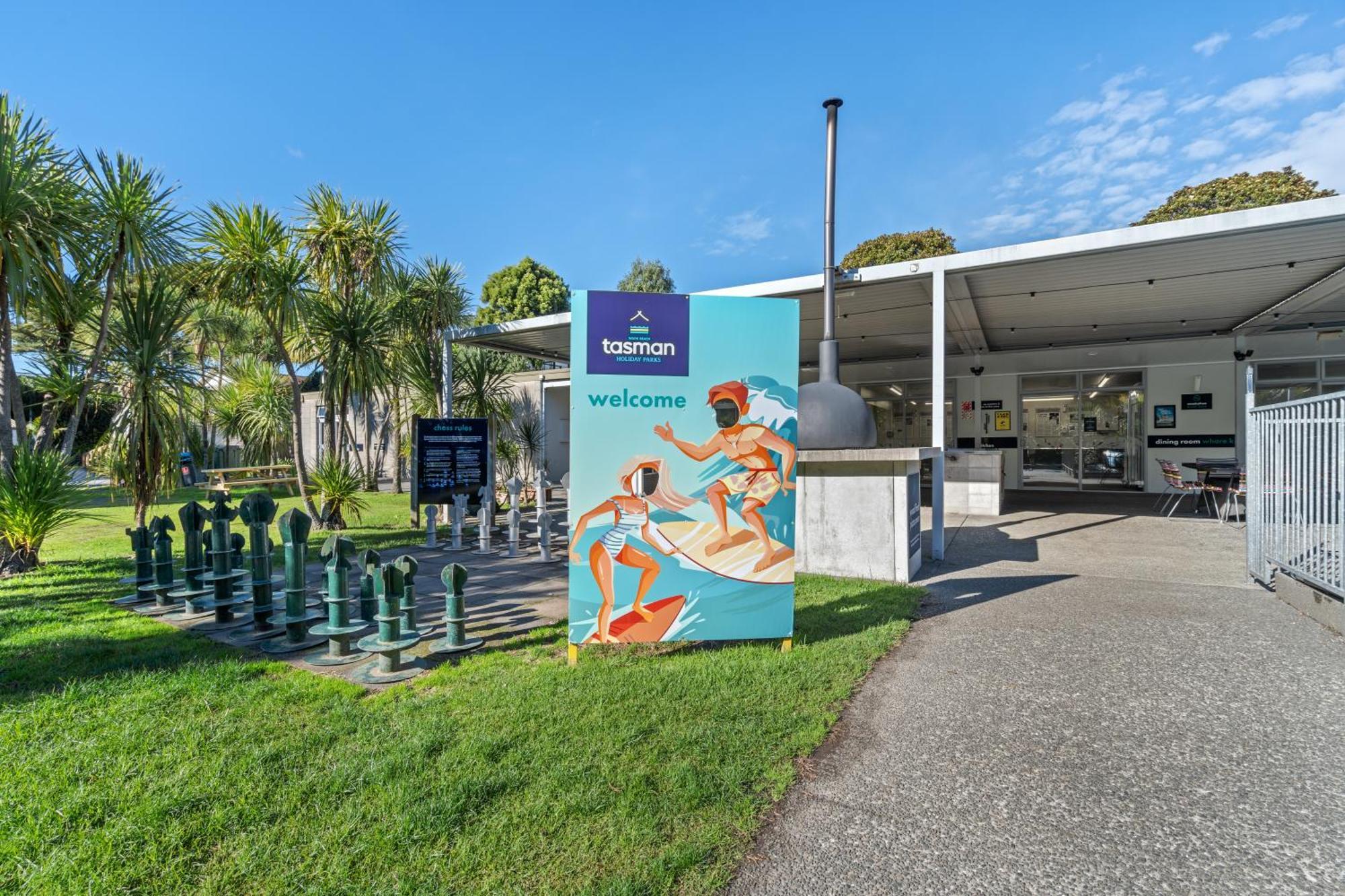 Tasman Holiday Parks - Waihi Beach מראה חיצוני תמונה The entrance to the pool