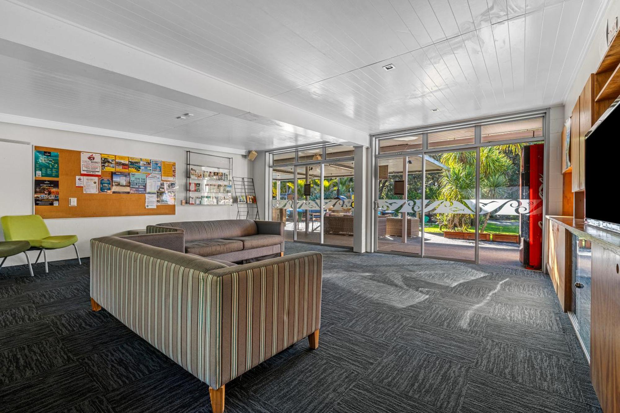 Tasman Holiday Parks - Waihi Beach מראה חיצוני תמונה The interior of the school's main building