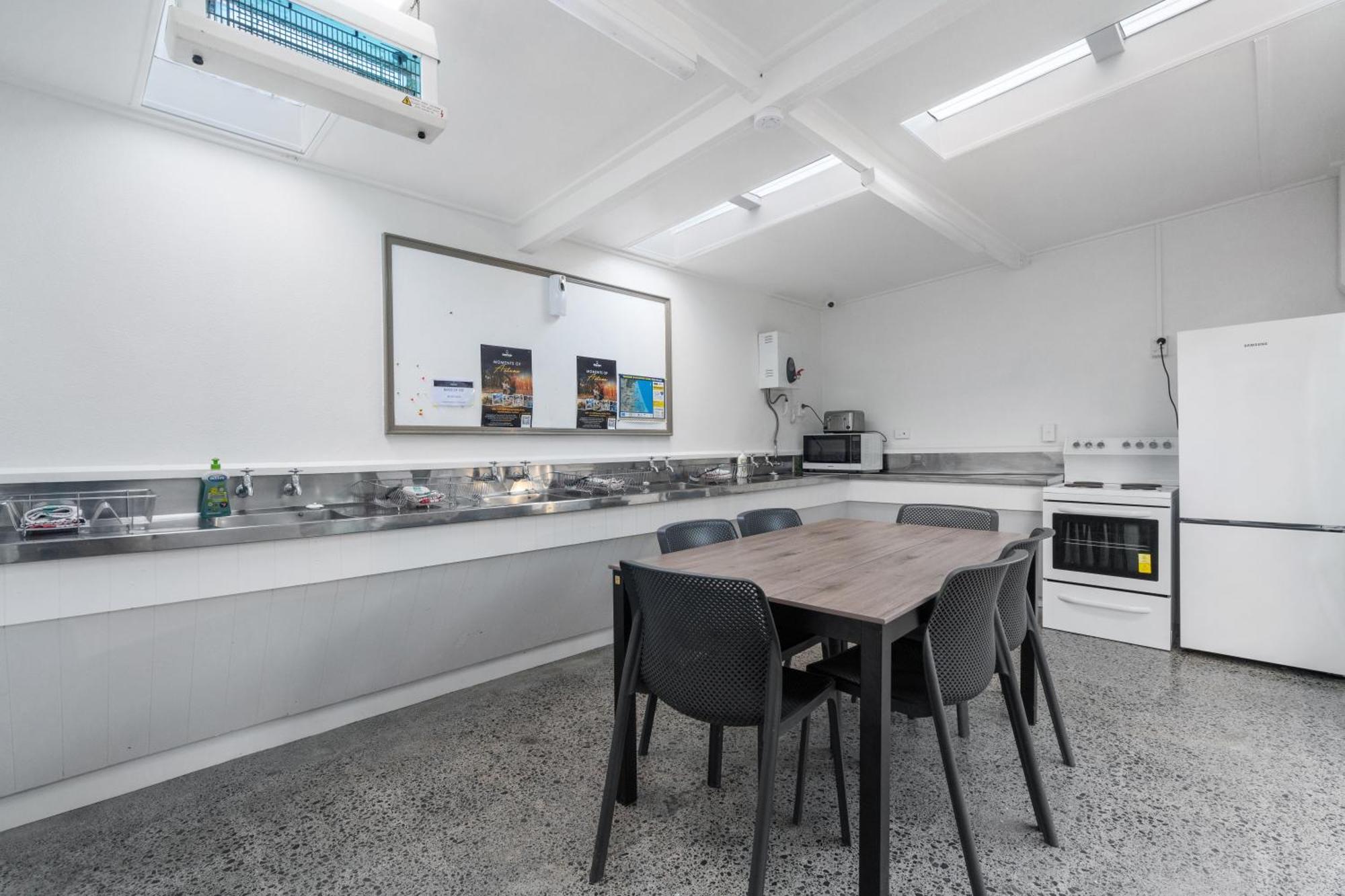 Tasman Holiday Parks - Waihi Beach מראה חיצוני תמונה The kitchen at the University of Canterbury's Ivon Watkins Smith Hall