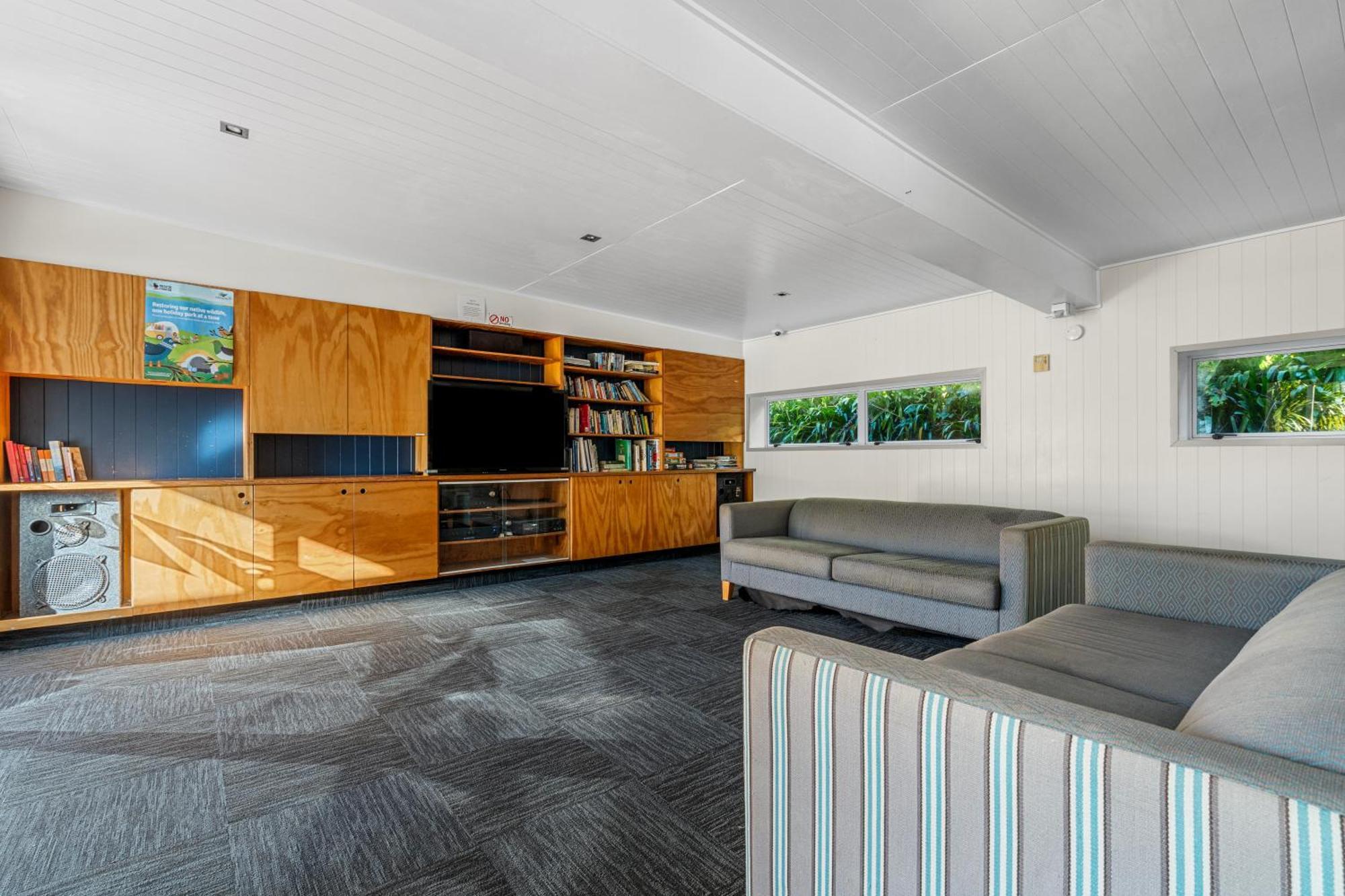 Tasman Holiday Parks - Waihi Beach מראה חיצוני תמונה Interior of the house