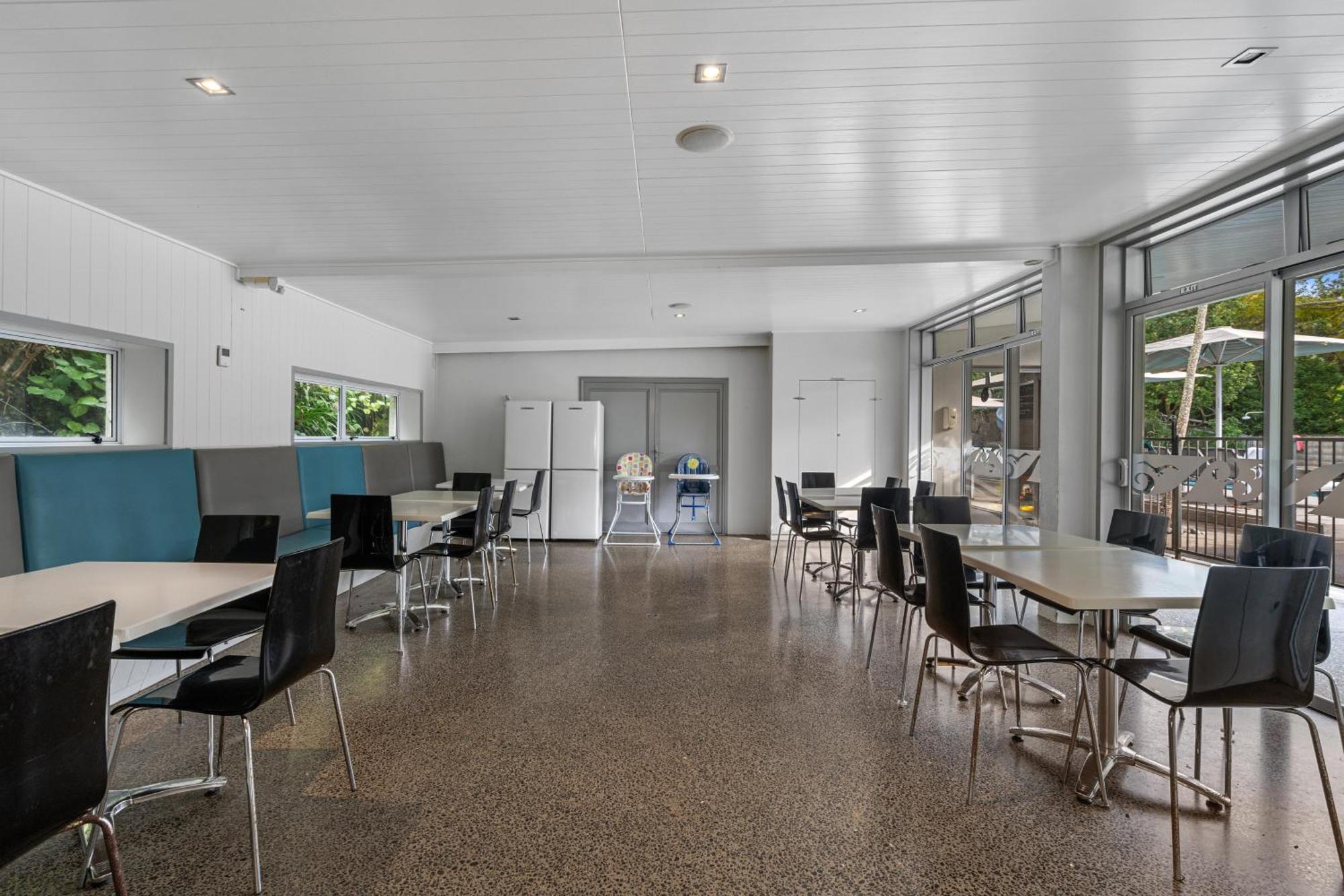 Tasman Holiday Parks - Waihi Beach מראה חיצוני תמונה The interior of the library