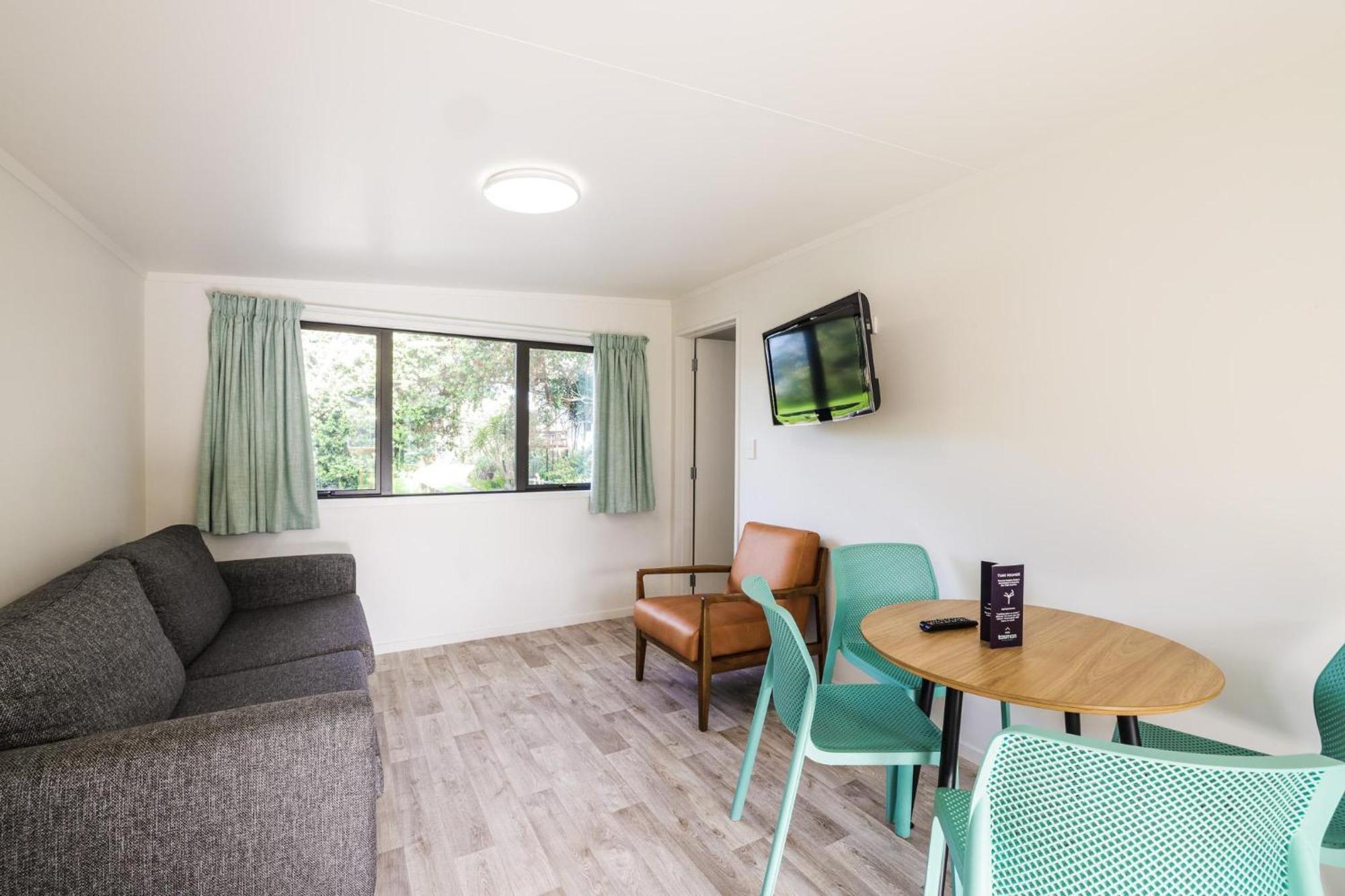 Tasman Holiday Parks - Waihi Beach מראה חיצוני תמונה Living area of a one bedroom apartment