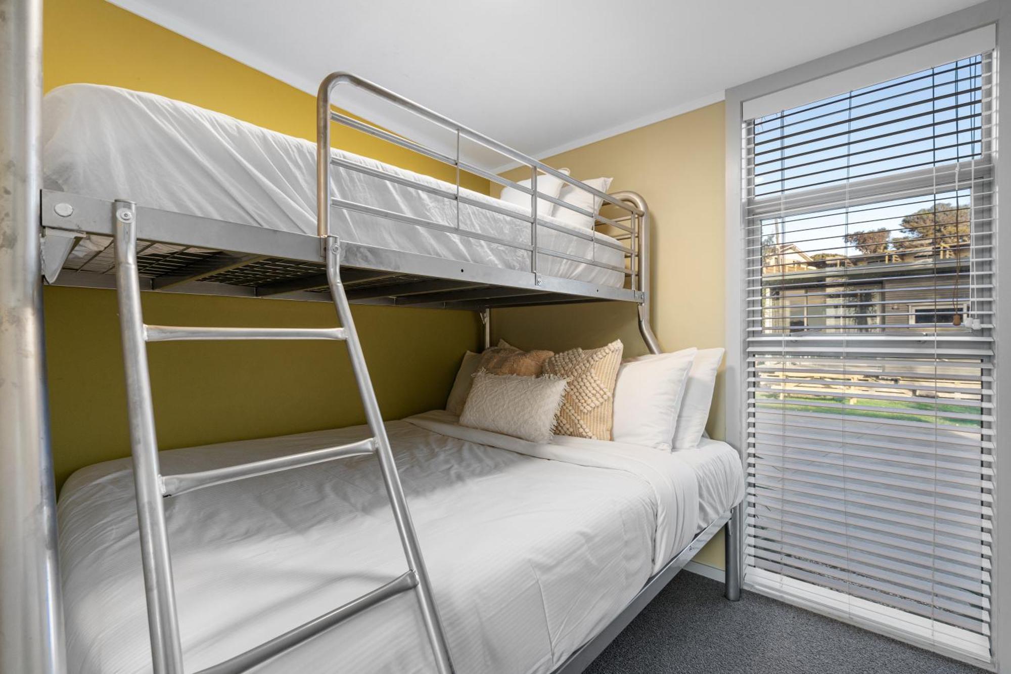 Tasman Holiday Parks - Waihi Beach מראה חיצוני תמונה A bunk bed