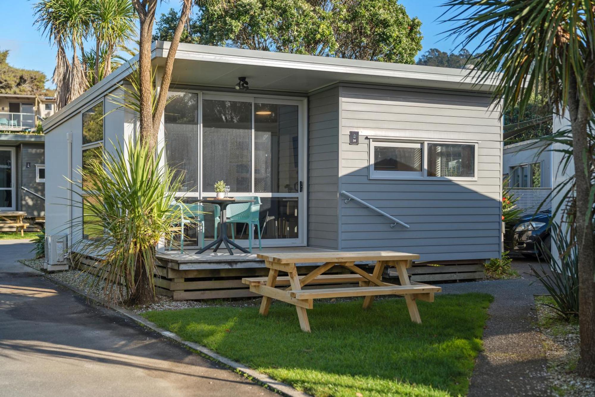 Tasman Holiday Parks - Waihi Beach מראה חיצוני תמונה A bach at a holiday park in New Zealand