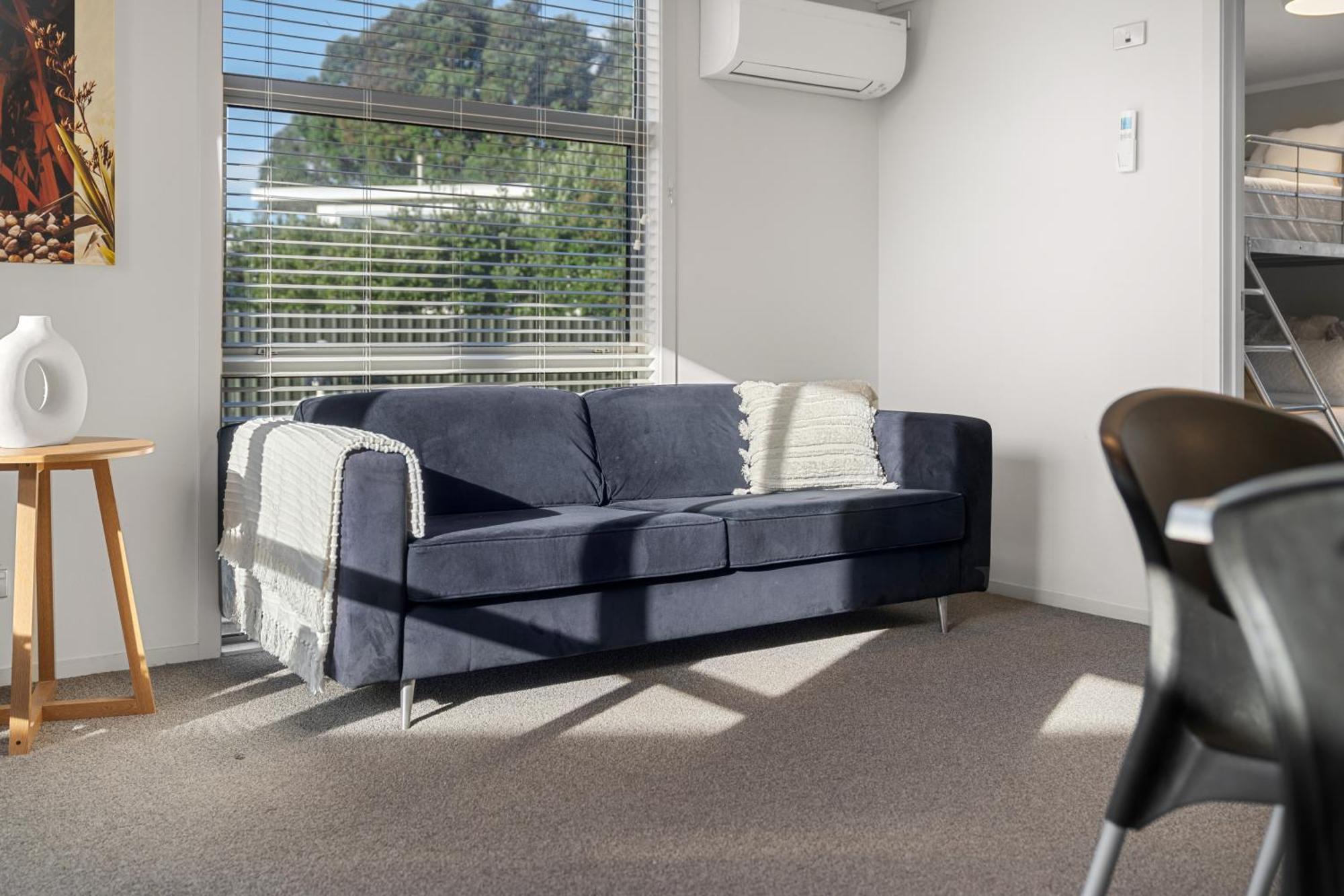 Tasman Holiday Parks - Waihi Beach מראה חיצוני תמונה A sofa