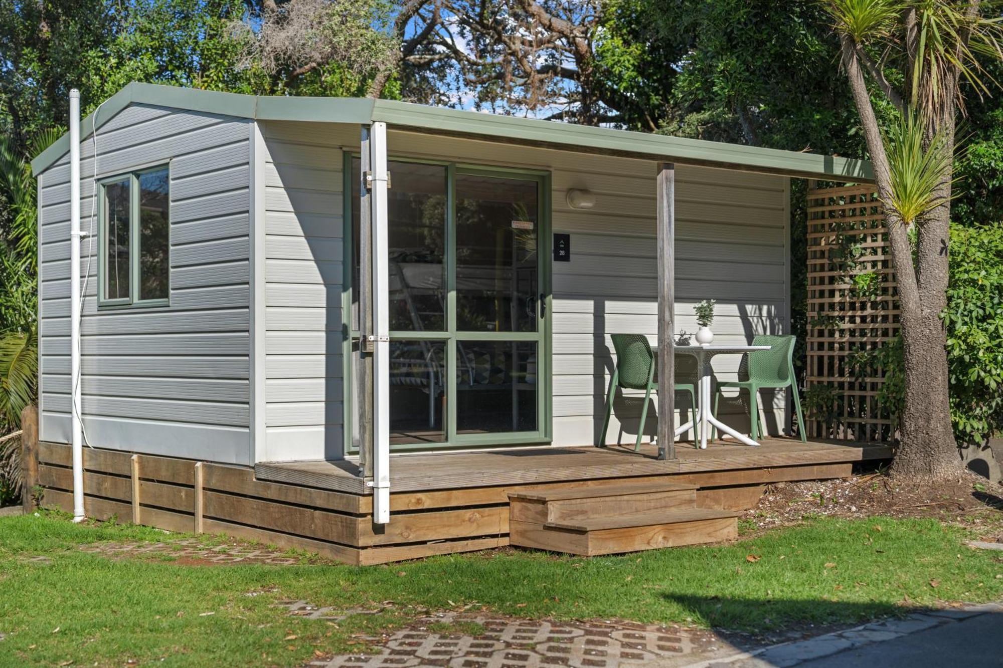 Tasman Holiday Parks - Waihi Beach מראה חיצוני תמונה A bach in Auckland, New Zealand