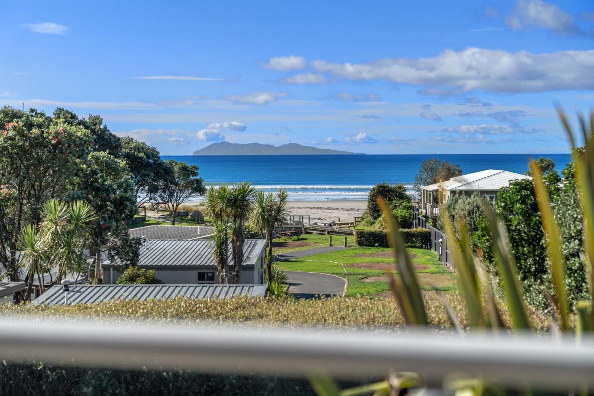 Tasman Holiday Parks - Waihi Beach מראה חיצוני תמונה View of the bay from the town