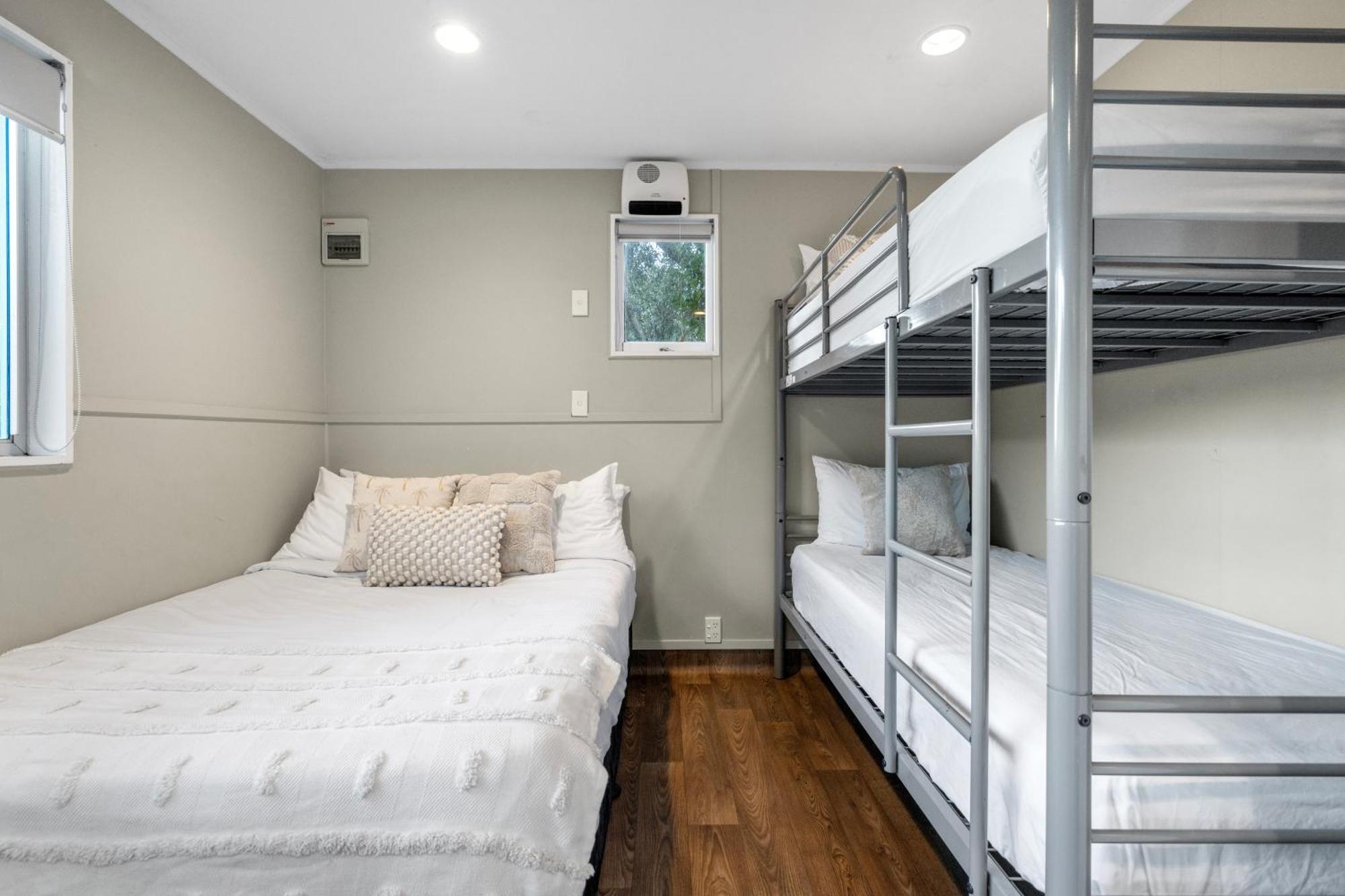 Tasman Holiday Parks - Waihi Beach מראה חיצוני תמונה Bunk beds in a cabin